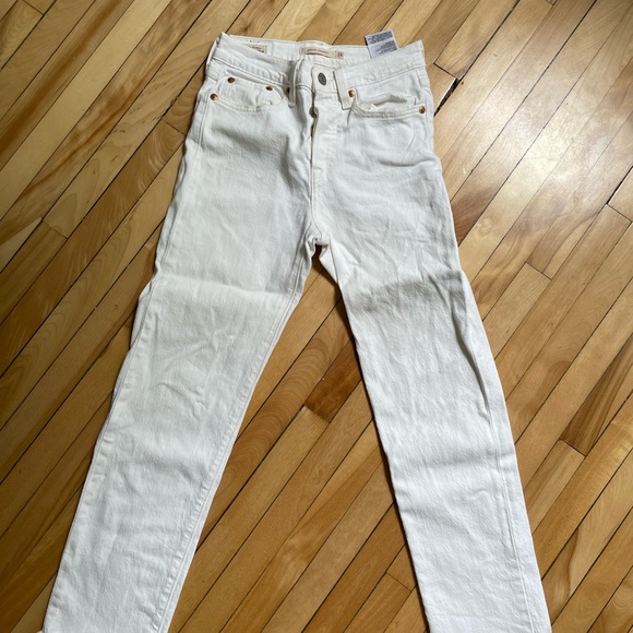 Levi’s Wedgie fit white jeans. - Picture 3 of 3